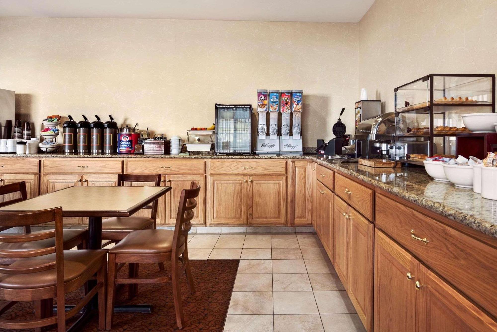 Country Inn & Suites By Radisson, Clinton, Ia Bagian luar foto