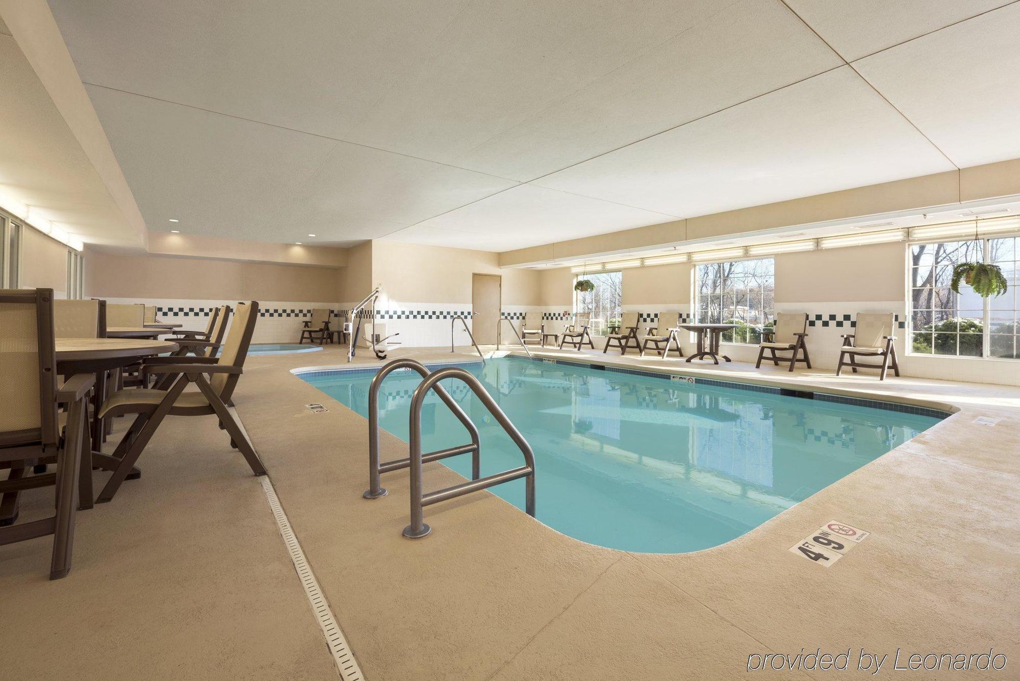 Country Inn & Suites By Radisson, Clinton, Ia Bagian luar foto