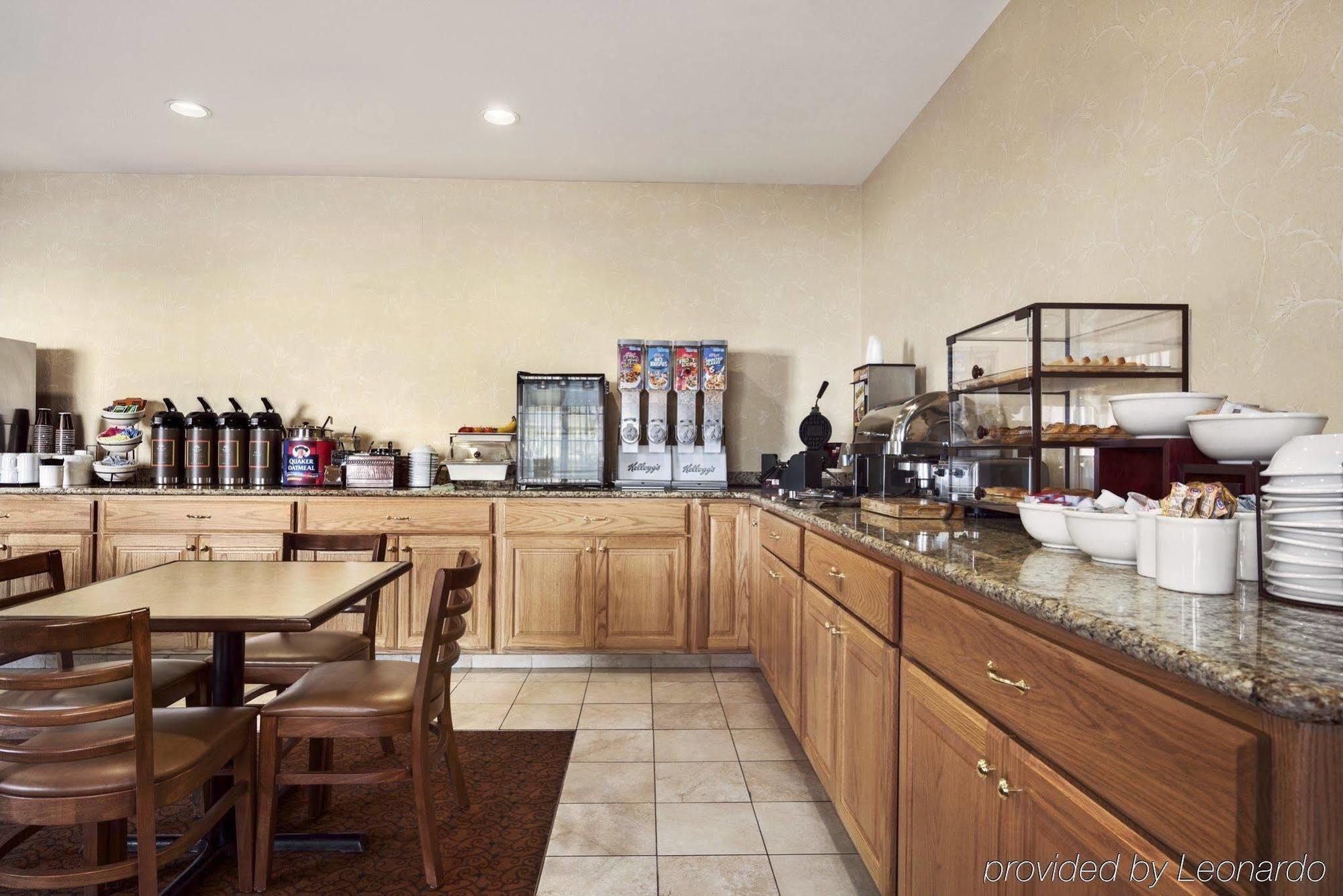 Country Inn & Suites By Radisson, Clinton, Ia Bagian luar foto